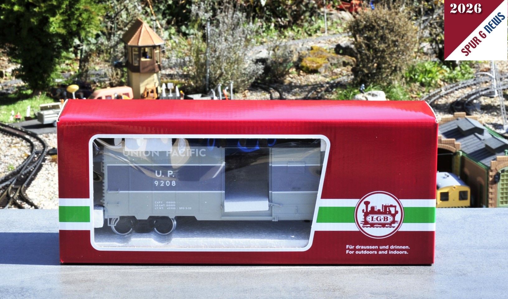 Aus dem braunen Versandkarton mit viel Luftpolsterfolie entnommen: Die LGB Neuheit - Steel Box Car - Stahlg�terwagen - der Union Pacific. U.P. 9208. Als Transportsicherheit f�r die T�r ist ein Styroporst�ck bei beiden ge�ffneten T�ren eingesetzt. Am Dach sind nochmals zwei Styroporkl�tze vorhanden. 