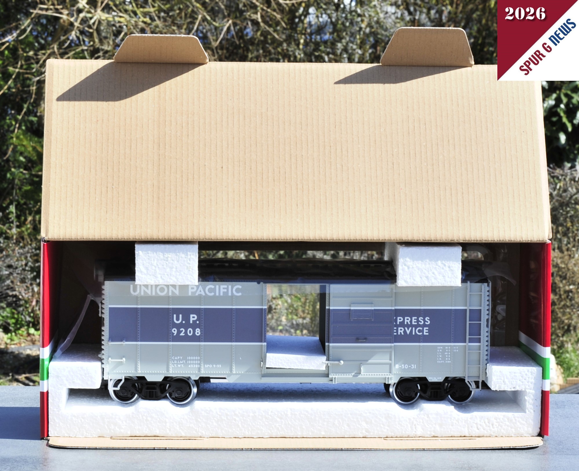 Beim ge�ffneten Karton sind die Styroporeins�tze - unten f�r die R�der und die Drehgestelle, in der Mitte f�r die T�ren und oben f�r die Ausf�llung des Raums gut zu sehen. 