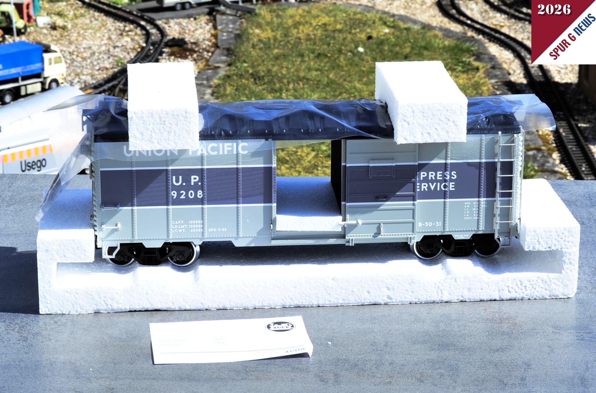 Um den Wagen aus dem Pr�sentationskarton zu entnehmen sollte dieser hingestellt werden und dann der komplette Einsatz herausgezogen werden. Somit werden die Styroporkl�tze, das Dach und die Drehgestelle nicht besch�digt. Um Kratzer vom Styropor auf dem Dach zu vermeiden ist noch eine Folie eingelegt. Diese beim zur�cksetzen des Wagens in den Karton wieder auflegen und die Styroporkl�tze daraufsetzen. 