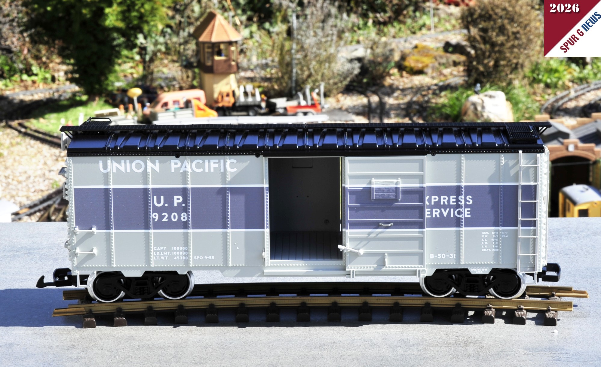 Der Wagen macht auf dem Gleis einen guten Eindruck. Das Dach ist schwarz lackiert, die Stirnw�nde links und rechts wurden in Wei� gehalten. Die hellgrauen Seitenw�nde haben einen dunkelgrauen Streifen in der Mitte. Hier ist U.P. 9208 und Express Service mit dem Laserdrucker aufgebracht. Im oberen Bereich ist "UNION PACIFIC" aufgedruckt. Der untere hellgraue Bereich ist mit den Ladeangaben und Ma�angaben bedruckt. 