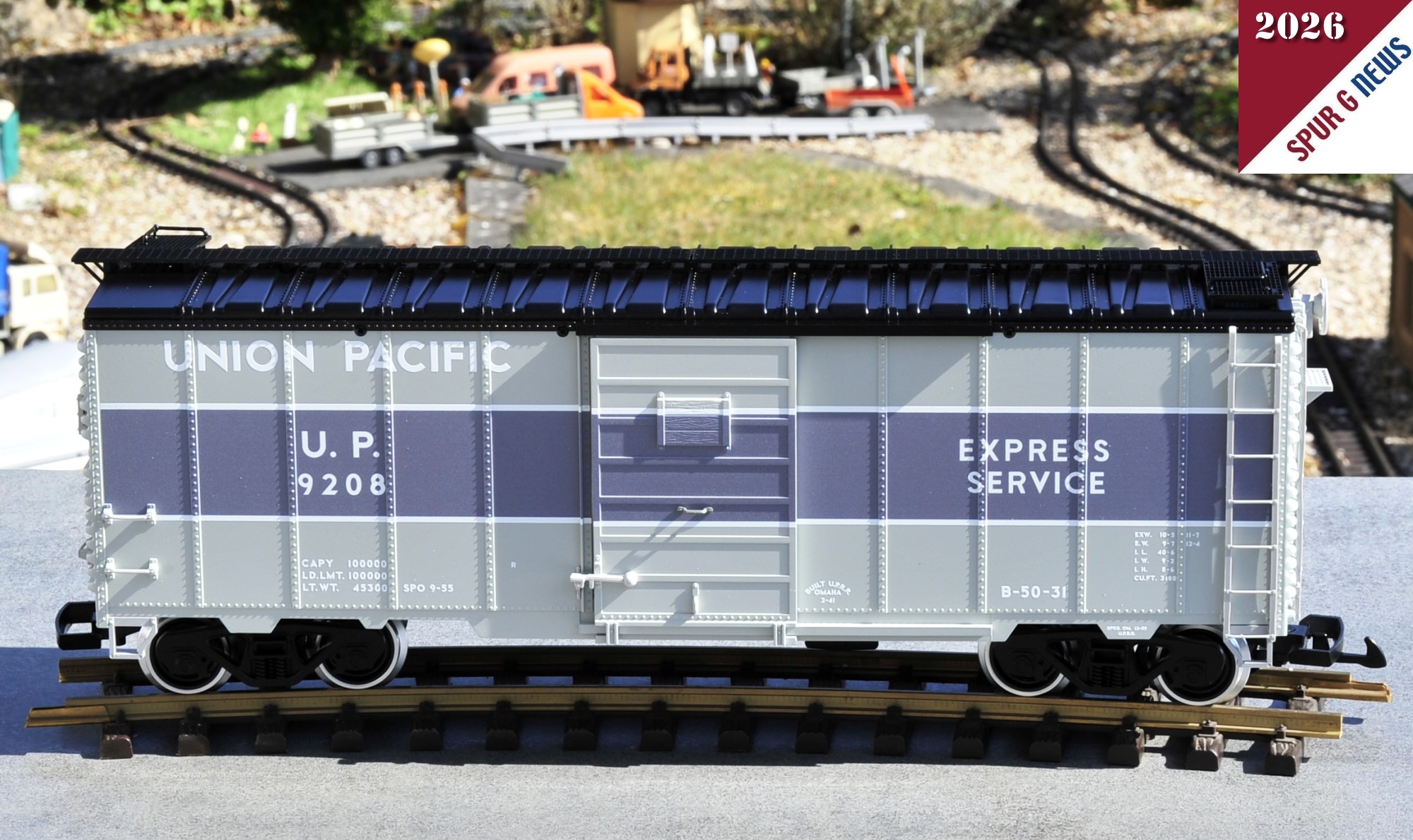 Die Linien zur Abtrennung des mittleren, dunkleren Teils sind sehr genau aufgedruckt. Auch die T�r ist passgenau eingesetzt. Im Vergleich zum Katalogbild ist der Mittelstreifen etwas bl�ulich eingef�rbt. Die Leiter ist heller im Farbton als auf dem Katalogbild. Die Haltegriffe sind in wei� gehalten. Auch der T�rbeschlag ist in wei� gefertigt. Das Dach h�tte ruhig mattschwarz lackiert werden k�nnen. So sieht der Wagon fabrikneu bei Auslieferung aus. 