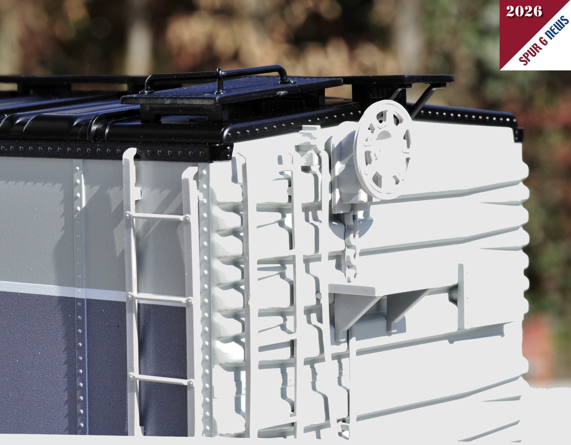 Auf dem Detailfoto von der Stirnfront ist zu erkennen, dass diese iauch in grau ausgef�hrt wurde. Gef�lliger sieht es aus, wenn das Handrad und die Trittstufe in schwarz, sowie die Leitern in dunklerem grau farblich abgestimmt angebracht w�ren. Aber da kann der Modellbahner mit etwas Farbe selbst nachhelfen. 