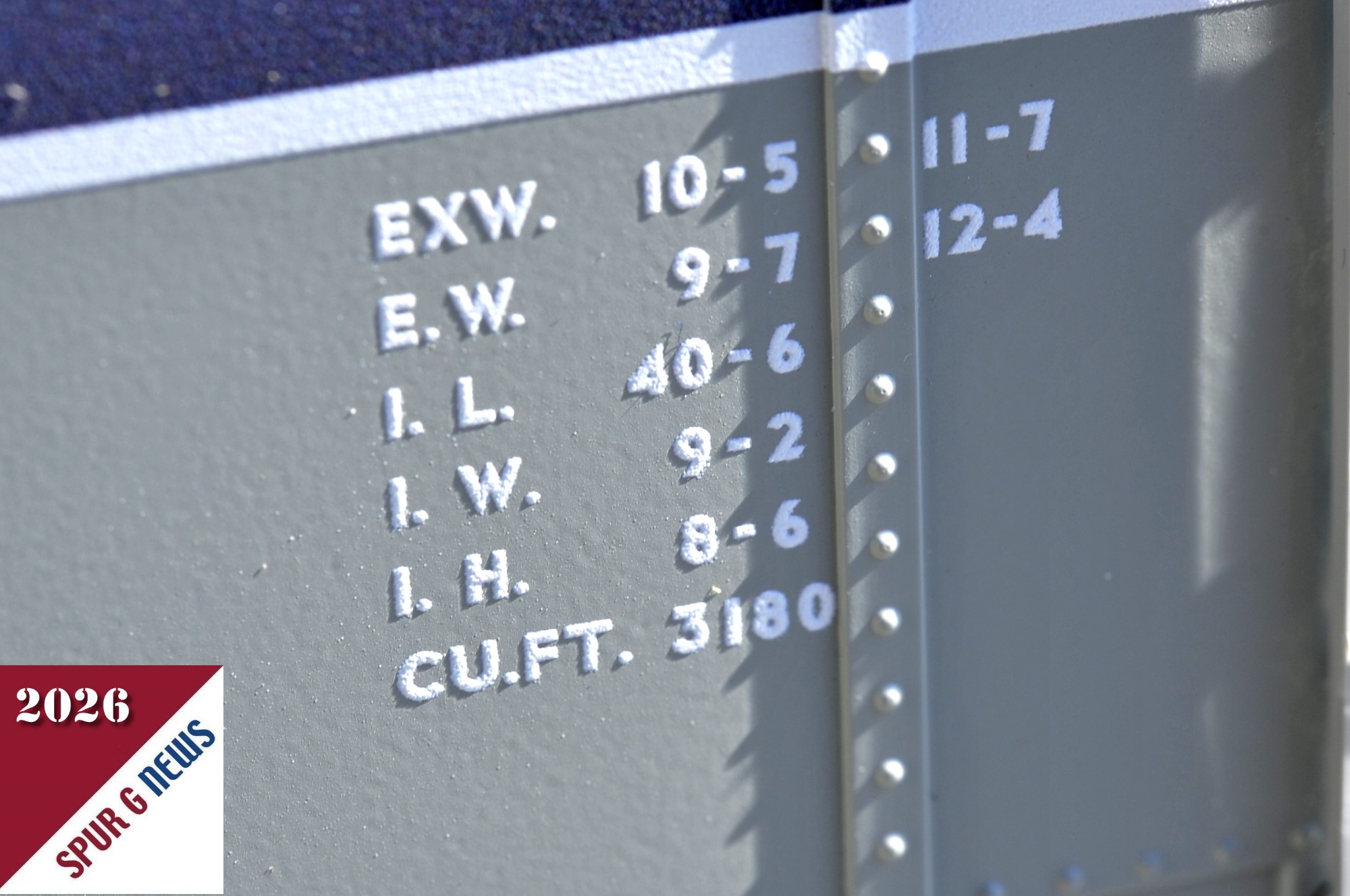 Die Makroaufnahme der Bedruckung zeigt, dass die Buchstaben erhaben angebracht sind. Bei der Markierung CU.FT handelt es sich um eine angloamerikanische Einheit von Rauminhalt. Die Umrechnung ist im metrischen System: 1 FT = 0,028317 cbm - dies ist dann also ein Rauminhalt von ca. 90 cbm (1 cu ft ≈ (0,3048)3 m3 ≈ 0,028317 m3 )). Die Abk�rzung I.H. ist die Abk�rzung f�r "in H�he". Somit 8-6 Fu� oder ca. 2,44Meter bis 1,83 Meter. Leider konnte ich nicht alle Abk�rzungen hier pr�fen. Ich denke die Leser werden da schon schreiben was dies bedeutet. 