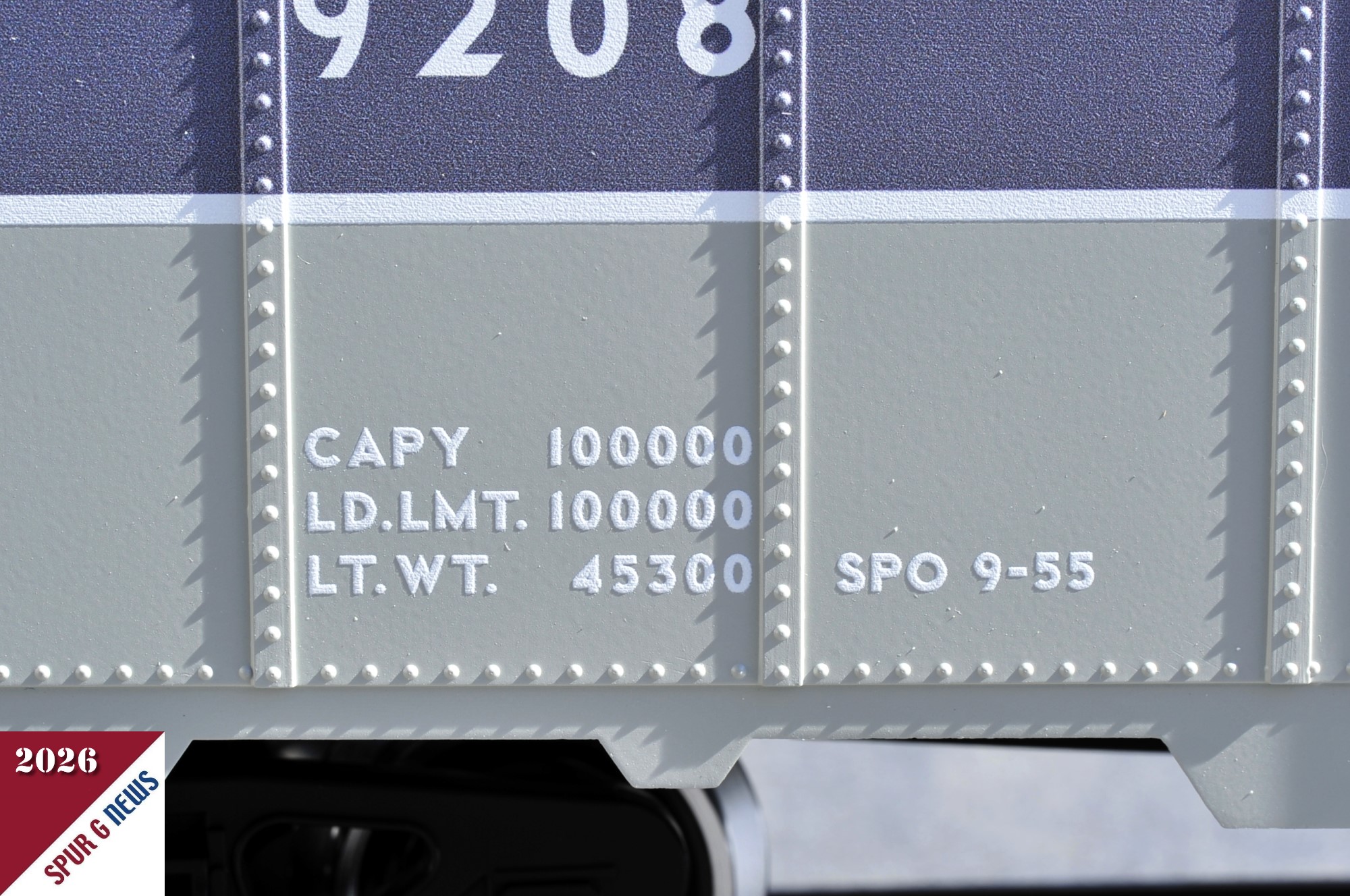 Bei dieser Makroaufnahme kommen auch die erhaben Buchstaben  gut zur Geltung. Wie lange die erhabene Farbe h�lt wird noch herausgefunden. Ein Tampondruck w�re hier sehr "flach" aufgebracht. Wir berichten weiter. 