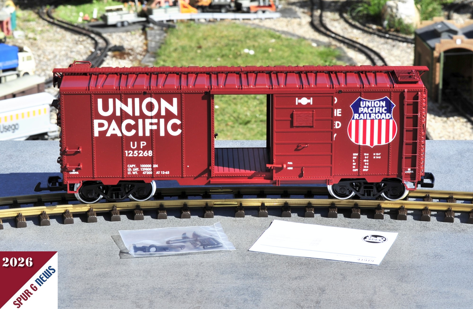 Um den Wagen aus dem Pr�sentationskarton zu entnehmen sollte dieser hingestellt werden und dann der komplette Einsatz herausgezogen werden. Somit werden die Styroporkl�tze, das Dach und die Drehgestelle nicht besch�digt. Um Kratzer vom Styropor auf dem Dach zu vermeiden ist noch eine Folie eingelegt. Diese beim zur�cksetzen des Wagens in den Karton wieder auflegen und die Styroporkl�tze daraufsetzen. 