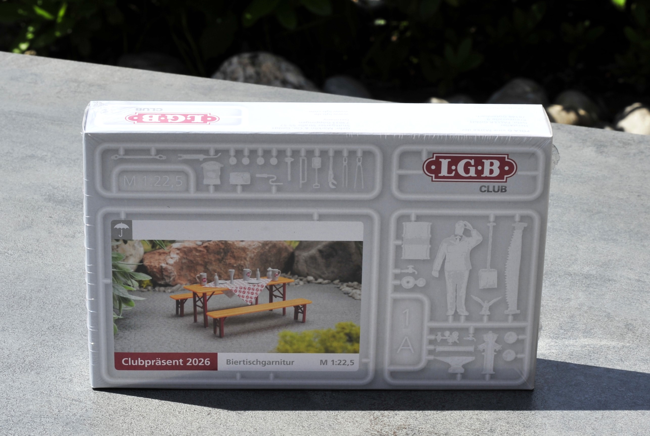 Die Biertischgarnitur wird f�r den LGB Club von POLA hergestellt. 
