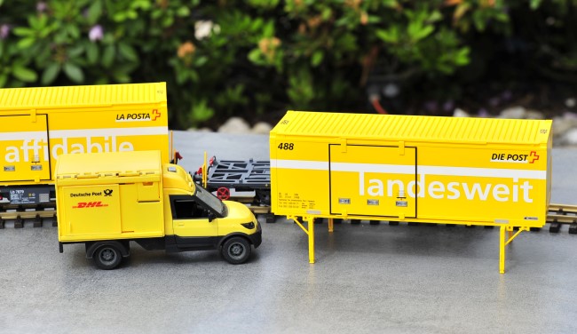 Spur G - Art.Nr. 45886. Die beiden gelben Schweizer Postcontainer aus dem Doppelpack sind eigentlich Wechselbr�cken. Hier habe ich ein deutsches Postfahrzeug aus dem Hause Simba Dickie noch dazugestellt.   