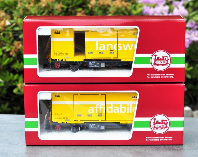 Spur G - Art.Nr. 45886. So sehen die beiden Postcontainer in der LGB Pr�sentationspackung aus. Der graue Schutzkarton ist hier bereits abgezogen. 