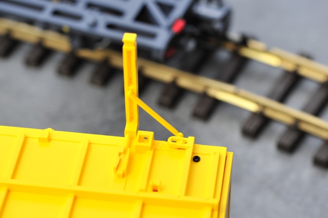 Spur G - Art.Nr. 45886. Die F��e der Wechselbr�cke werden noch mit einer Seitenverstrebung fixiert. So steht der "Container" auch neben dem Gleis fest auf seinen F��en. Der Hebel ist mit einer Dreh-Kipp Bewegung in die St�tze einzuclicken. Hier braucht es etwas Fiingerspitzengef�hl f�r das ausklappen.  
