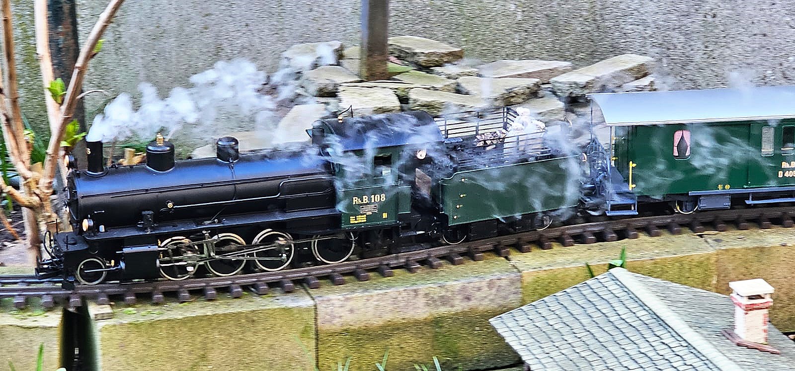 Unter Dampf die Lok G 4/5 Nr. 108 der RhB - Modell für die Gartenbahn.