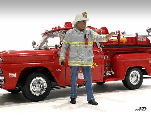 US-Feuerwerhrmann - Art. Nr. 76418 - Fire Captain - In feuerfester grauer Jacke mit gelben Streifen gibt der Feuerwehrkommandant Anweisungen an sein Team. Helm und Lampe an der Jacke gehören zur Ausstattung. 