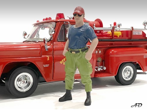 US-Feuerwerhrmann - Art. Nr. 76421 - Off Duty - Dienstfrei - Auch das ist eine Figur für die Feuerwehrmannschaft. Dieser Feuerwehrmann hat dienstfrei und zeigt sich in privater Kleidung mit olivfarbiger Hose, dunkelgrauem T-Shirt und einem roten Basecap. Die Sonnenbrille darf nicht fehlen. 
