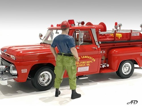 US-Feuerwerhrmann - Art. Nr. 76421 - Off Duty - Dienstfrei - Auch das ist eine Figur für die Feuerwehrmannschaft. Dieser Feuerwehrmann hat dienstfrei und zeigt sich in privater Kleidung mit olivfarbiger Hose, dunkelgrauem T-Shirt und einem roten Basecap. Die Sonnenbrille darf nicht fehlen. 