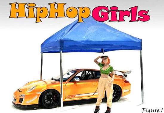 HipHop Girl Alexandra, American Diorama 24100. Die Hand an der weißen Mütze, die die roten Haare schützt, steht das HipHop Girl unter dem Ausstellungszelt beim Porsche RS 40. Moderne, beige Jogginghose, bauchfreies grünes Top und Stiefelchen sind der Stil dieser Figur. 
