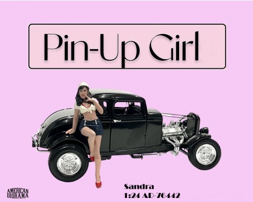 Pin-Up Girl Sandra , American Diorama, Art. Nr. 76442, Diesmal hat unser Pin-Up Girl eine schwarze, knielange Lackhose mit goldener Gürtelschnalle und einem roten Top an. Etwas verlegen schauen und schon ist der Look perfekt. 
