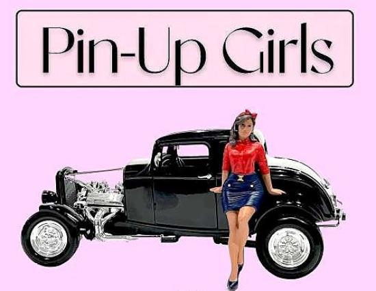 American Diorama - Pin-Up Girls, Betsy, Art. Nr. 76440, Locker auf einen Kotflügel oder die Motorhaube aufgestützt, ein Bein etwas hinter das andere geschoben, einen blauen rock mit roter Bluse und passender Schleife im braunen Haar.
