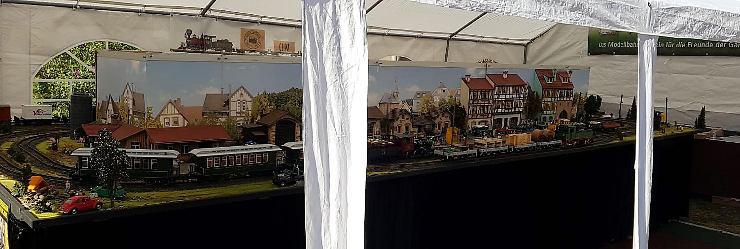 Fr kleinere Kinder wurde eine Hpfburg aufgebaut. Das Zelt neben der Hpfburg in Lokomotivform zeigt die Ausstellung der LGB Freunde Niederrhein. Hier wurde die Modulanlage "Wernigersiel" gezeigt. (Siehe Bild unten) 