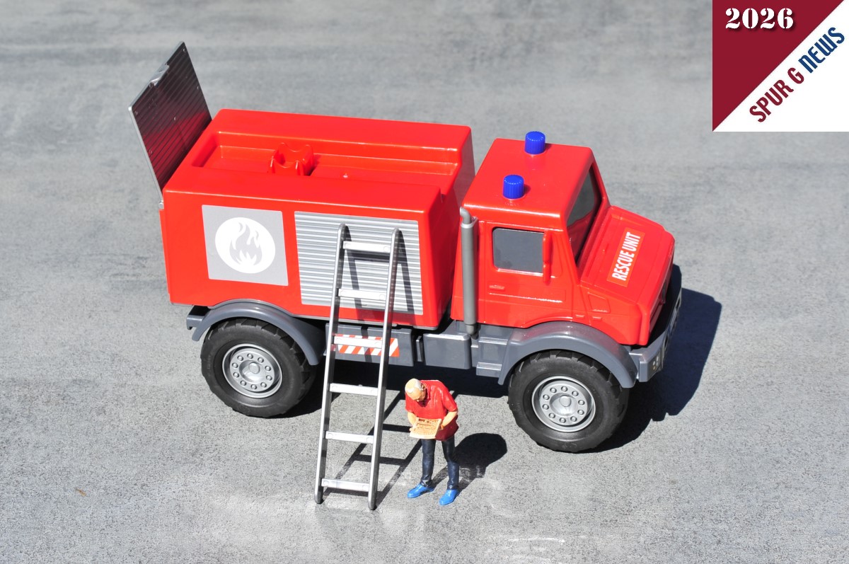 Der Mercedes-Benz Unimog Feuerwehr ist ein "Sandfahrzeug" im Maßstab 1:24 bietet bewegliche Teile und funktionierende Räder, die das Fahrzeug ideal für Innen- und Außeneinsätze machen.