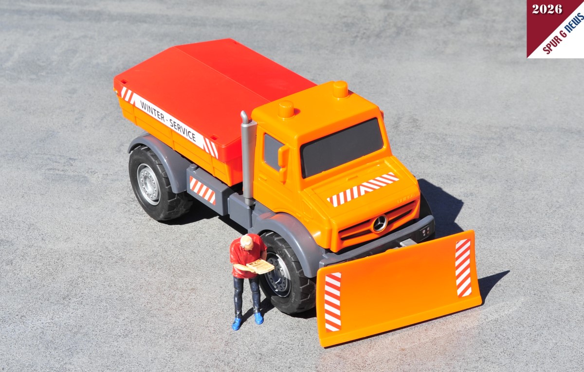 Der Mercedes-Benz Unimog Winter-Service ist ebenfalls ein "Sandfahrzeug" im Maßstab 1:24 bietet bewegliche Teile und funktionierende Räder, die das Fahrzeug ideal für Innen- und Außeneinsätze machen. (Die Figur ist nicht im Preis enthalten.)