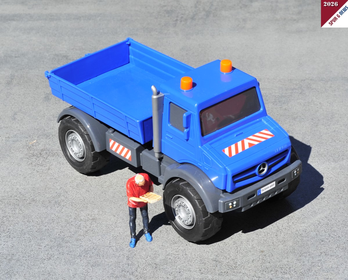 Der Mercedes-Benz Unimog Kipper ist ebenfalls ein "Sandfahrzeug" im Maßstab 1:24 bietet bewegliche Teile und funktionierende Räder, die das Fahrzeug ideal für Innen- und Außeneinsätze machen.