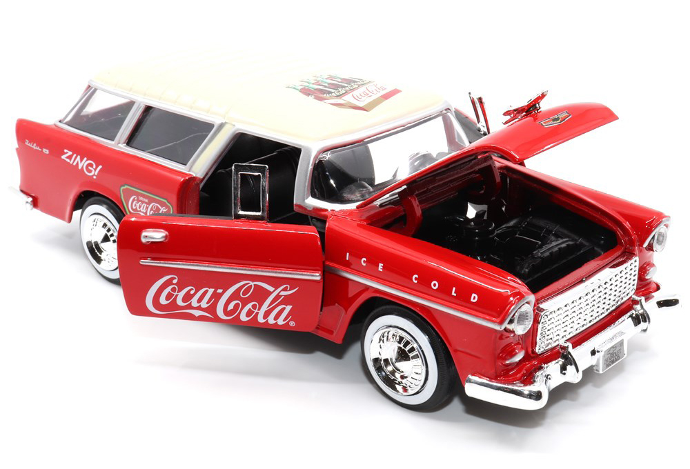 Ein 1955er Chevy® Bel Air® Nomad  mit der CocaCola® Werbung ist ein weiteres Modell für die Gartenbahn.   Dieses Modell aus dem Jahre 1955 ist ein zweitüriger Kombi mit geteilter Heckklappe. Der 1955er Chevy® Bel Air® Nomad hat Türen und die Motorhaube zum öffnen.