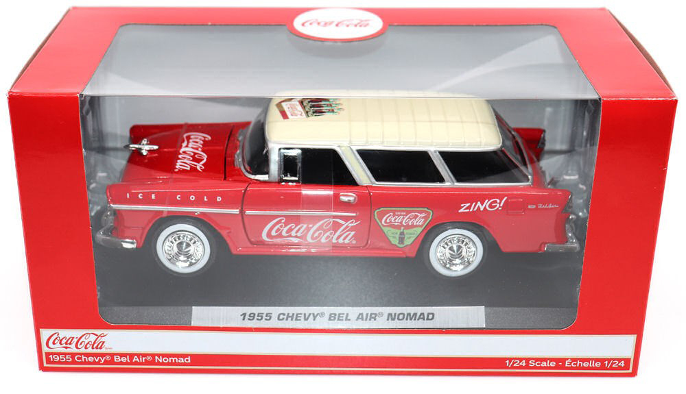 Ein 1955er Chevy® Bel Air® Nomad  mit der CocaCola® Werbung ist ein weiteres Modell für die Gartenbahn.   Dieses Modell aus dem Jahre 1955 ist ein zweitüriger Kombi mit geteilter Heckklappe. Der 1955er Chevy® Bel Air® Nomad hat Türen und die Motorhaube zum öffnen.