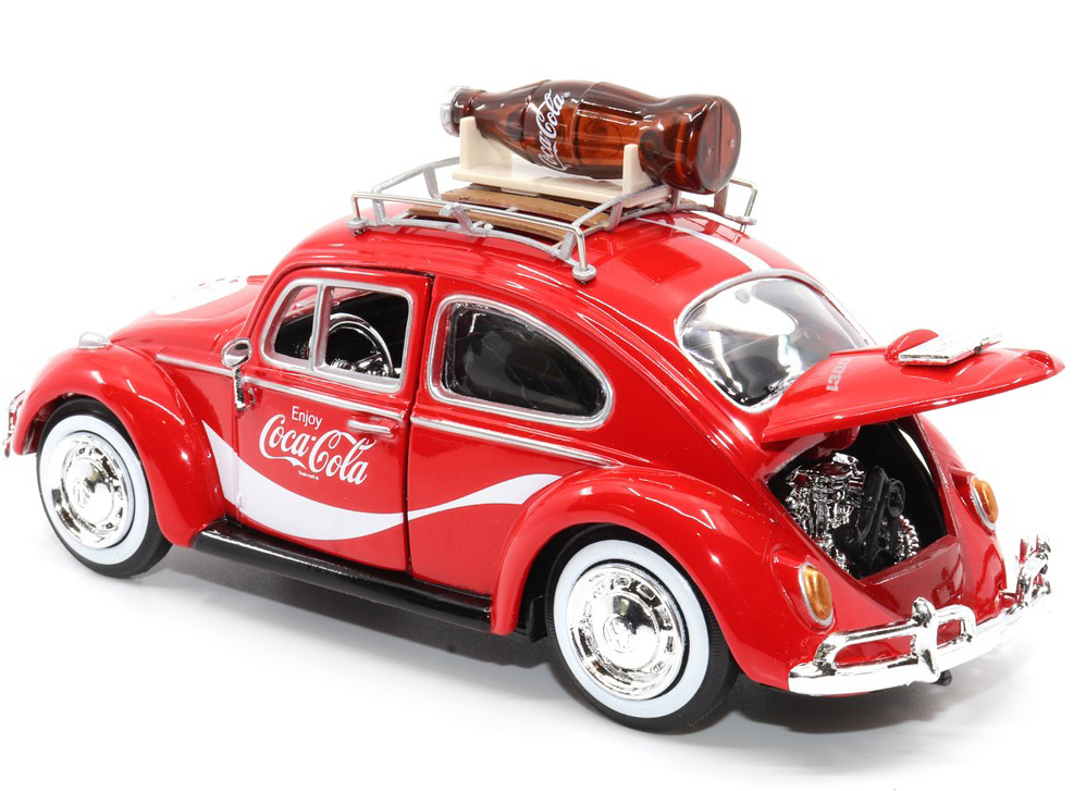So bekannt wie die CocaCola® Werbung ist auch der VW Beatle (VW Käfer) aus dem Jahre 1955.  Dieses Modell hat die beiden Türen und die Heckklappe - darunter ist der Motor - zum öffnen. Auf dem Spezialdachträger aus der Bauzeit ist eine Nachbildung der klassischen Coca Cola Glasflasche zu sehen.  Die Motorhaube wurde mit einem Herz verziert. Hier ist der Spruch "Buy someone you love a Coke" = "Kaufen Sie jemanden, den Sie lieben, eine Cola".