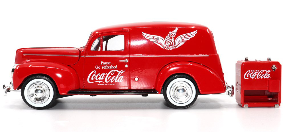 Dieses Modell mit der CocaCola® Werbung ist ein Ford® Sedan Cargo Van - Camionette Ford® Sedan 1940. Typischen Coca Cola rot. Die Werbung auf der Seite: "Pause... Go refreshed" hat mich zum Nachdenken gebracht. Im Wörterbuch English -Deutsch steht bei Pause auch "break",  "interval" und intermission, aber auch "pause". Wieder eine Vokabel gelernt! 