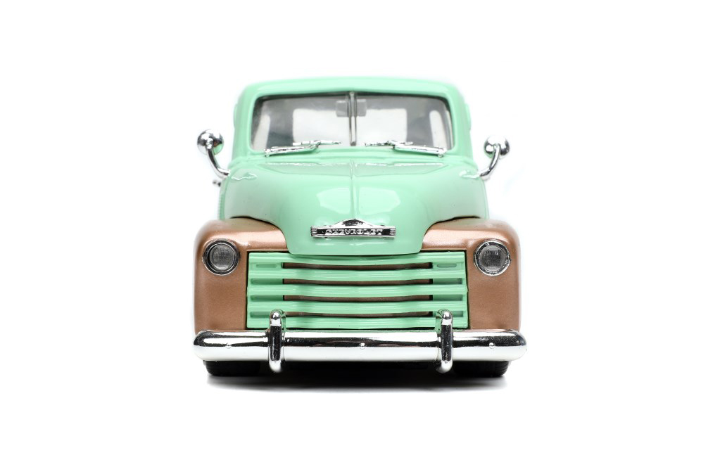 Modell eines Chevy Pick Up aus dem Jahr3 1953. Die von General Motors gebauten Pick Ups hatten an Vorne und hinten ausgestellte Kotflügel. Der mintgrüne Chevy ist mit dem kupferfarbenen LOGO RUSTY`S Garage, kupferfarbenen Kotflügeln und zwei Sätzen von Felgen mit Reifen hergestellt. Die "gepimpten" Niederquerschnittsreifen mit kupferfarbenen Felgen können gegen die klassischen Felgen mit Weißwandreifen und Chromradkappen ausgetauscht werden. Ein Reifenregal in blau liegt der Packung bei. Schraubendreher ist für die Montage ebenfalls im Lieferumfang enthalten. 