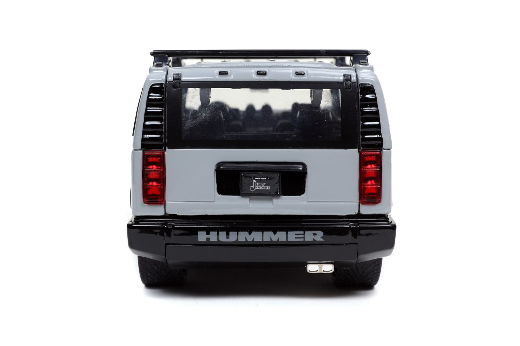 Modell eines zivilen Hummer® H2® in grau mit schwarzer Front und Anbauteilen. Auch bei diesem Modell sind Ersatzfelgen in Chromoptik sowie das Felgenregal enthalten. auch der Schraubendreher gehört zur Ausstattung. 