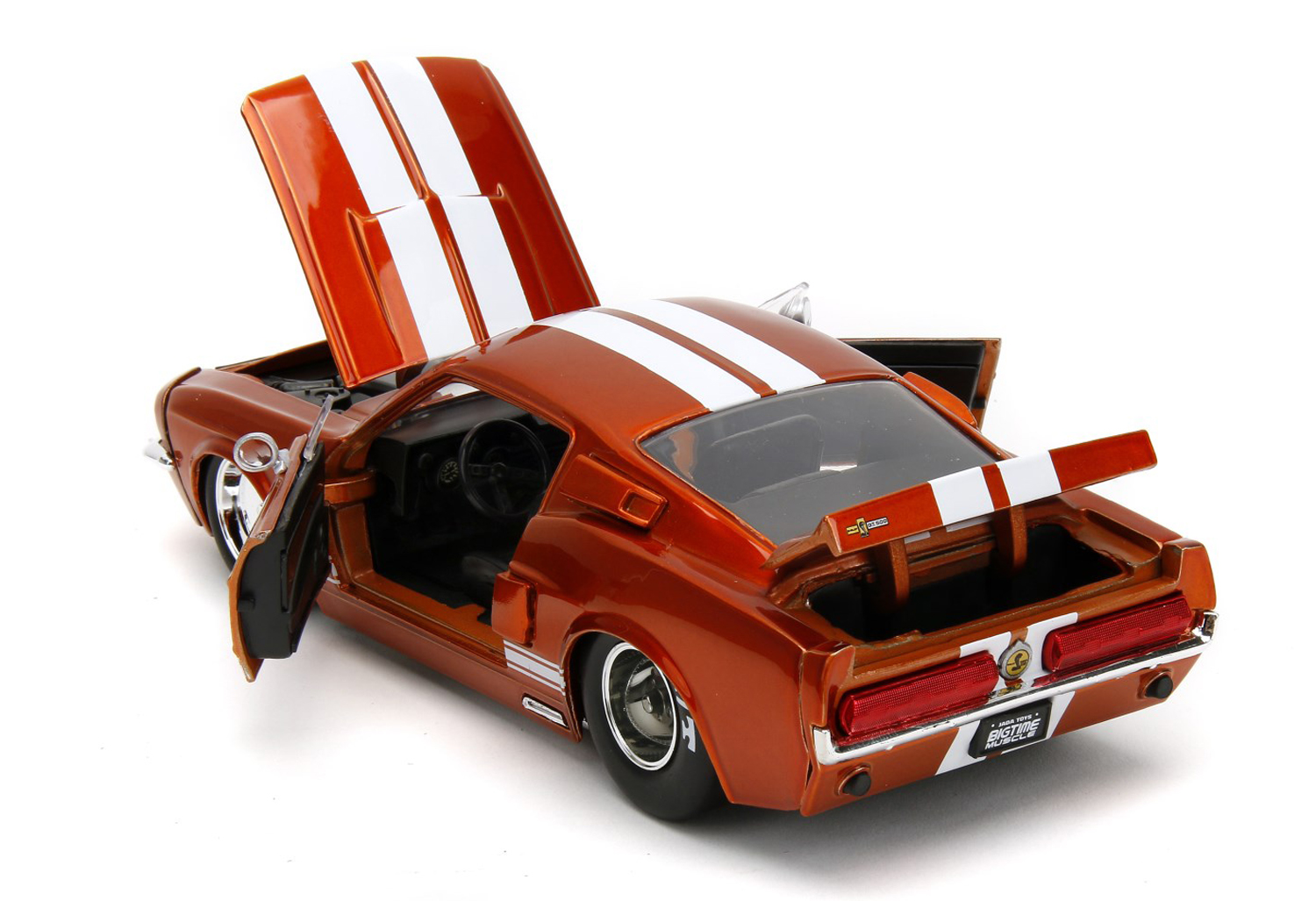 Der Shelby GT 500 aus dem Jahre 1967 ist in Kupferfarbe lackiert. Die typischen Shelby Doppelstreifen über die Mitte des Autos sind in weiß angebracht. Zierstreifen mit dem GT 500 Logo wurden über dem Seitenschweller angebracht. Motorhaube lässt sich ebenso wie Türen und Kofferraumdeckel öffnen. Die verchromten Ganzscheibenfelgen sind für das Auto, wie auch die verchromten Seitenspiegel der Hingucker. 