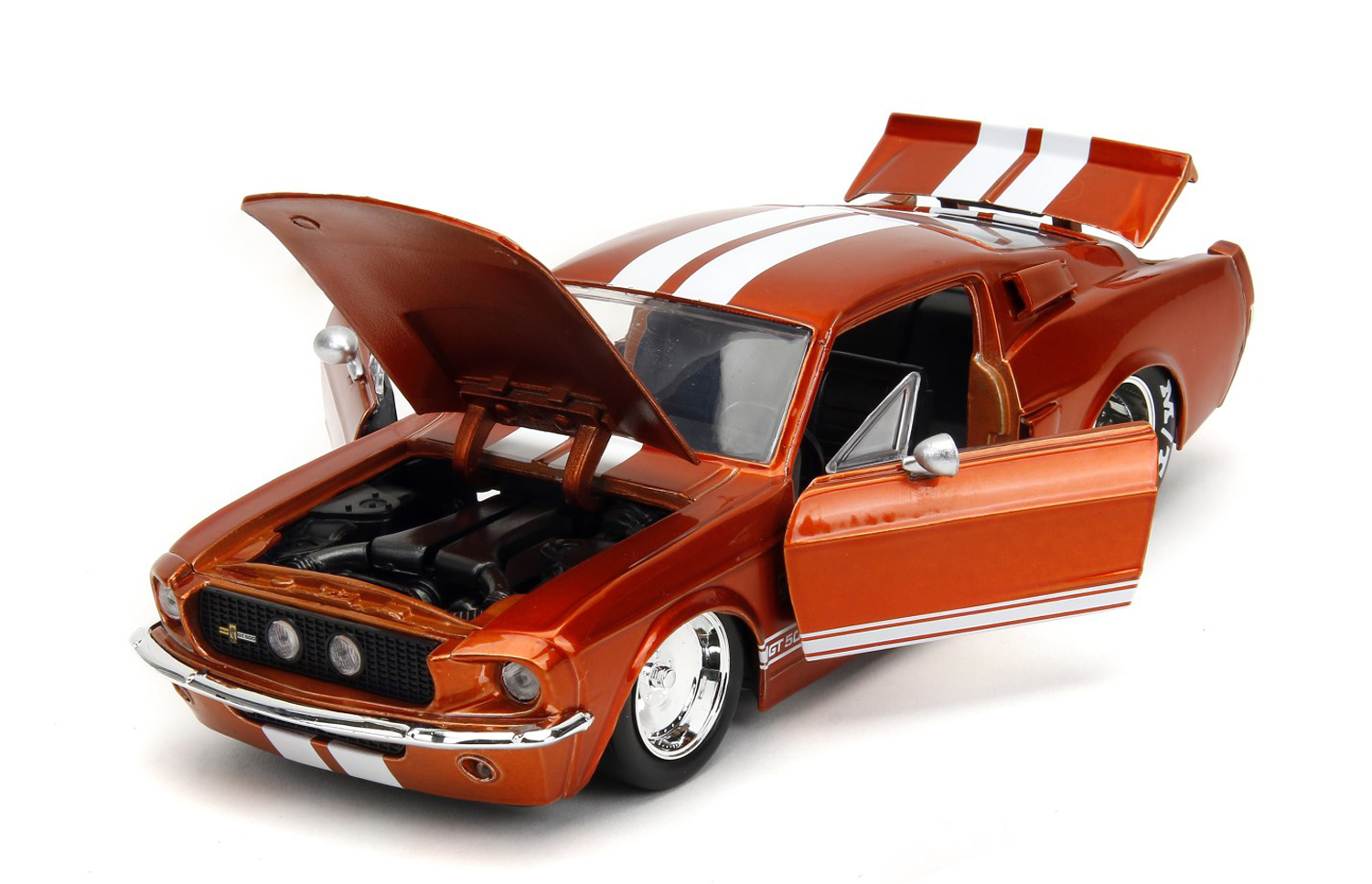 Der Shelby GT 500 aus dem Jahre 1967 ist in Kupferfarbe lackiert. Die typischen Shelby Doppelstreifen über die Mitte des Autos sind in weiß angebracht. Zierstreifen mit dem GT 500 Logo wurden über dem Seitenschweller angebracht. Motorhaube lässt sich ebenso wie Türen und Kofferraumdeckel öffnen. Die verchromten Ganzscheibenfelgen sind für das Auto, wie auch die verchromten Seitenspiegel der Hingucker. 