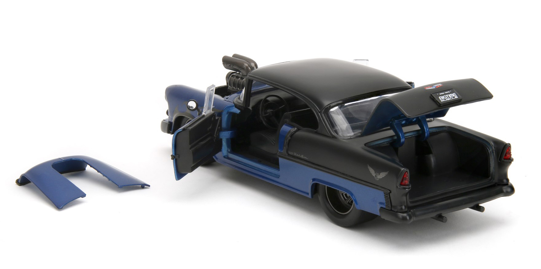 Modell eines Chevy Bel Air aus dem Jahre 1955. Das Coupe ist in dunkelblau / schwarz lackiert und hat seitlich Flammenzeichen die am Vorderrad angehen und zur Türe hin zulaufen. Die Motorhaube ist mit einem riesigen Luftansaugstutzen versehen. Die Motorhaube lässt sich zum Zeigen des Big Blocks abnehmen.  Dach, Kofferraumdeckel und die hintere Hälft sind, ebenso wie die sonst üblichen Chromringe um die Scheinwerfer und Chromstoßstangen, in Mattschwarz gehalten. Die Felgen sind in dunkelgrau lackiert. Kofferraum und Türen lassen sich am Modell öffnen. 