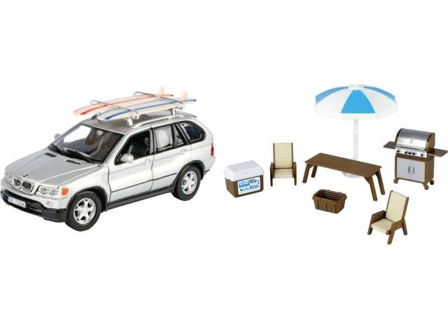 BMW X5 silber mit Campingausr�stung