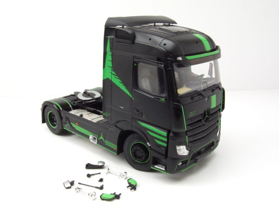 Mercedes Actros R5 Italian Collection Zugmaschine 2021 schwarz Modellauto 1:24 Solido