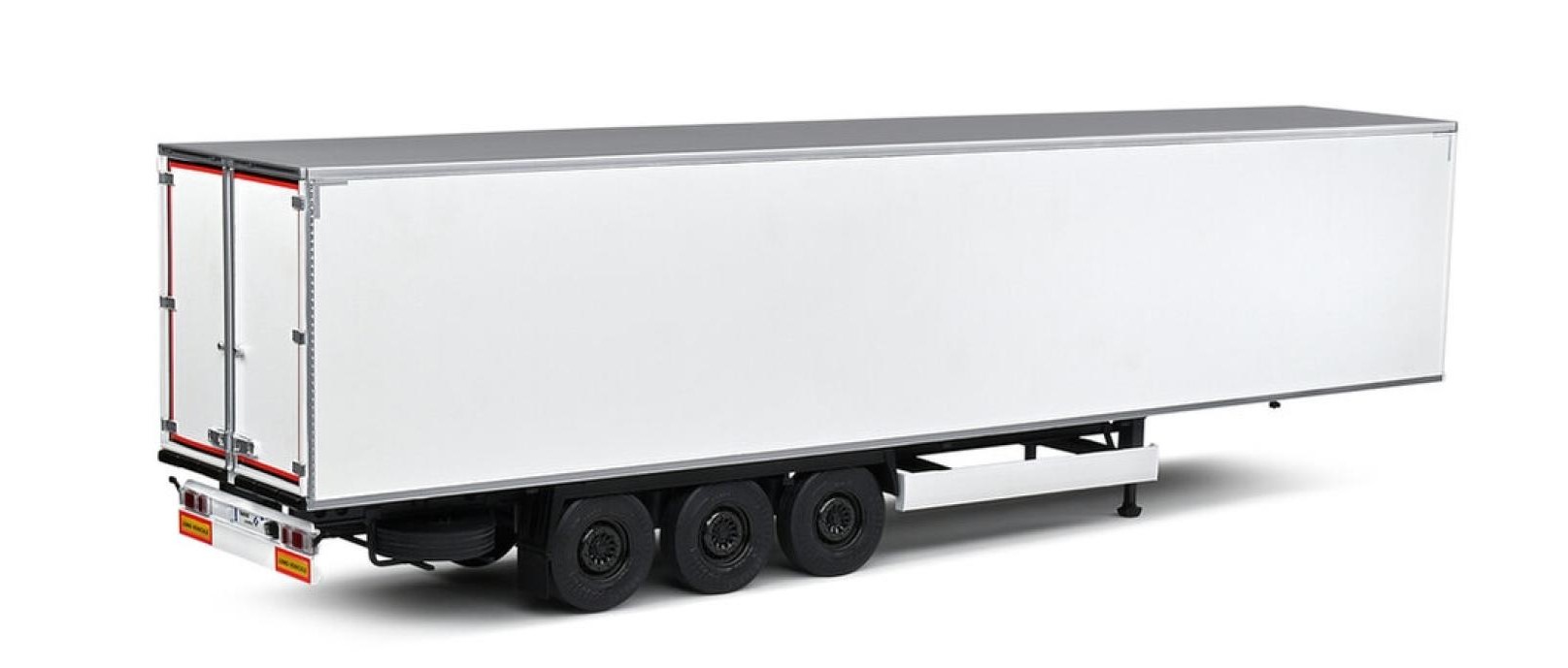 Klar, kühl, geradlinig – der Fridge Trailer in Weiß von Solido bringt echtes Speditionsflair in den Maßstab 1:24. Das Modell setzt auf eine puristische Optik mit glatten Seitenflächen und einem dezenten Kontrast aus weißem Kofferaufbau und dunklem Fahrgestell. Die dreiachsige Ausführung verleiht dem Auflieger eine souveräne Straßenpräsenz, während am Heck realistisch nachgebildete Doppeltüren mit sichtbaren Scharnieren und Verriegelungen die Anmutung eines einsatzbereiten Kühlkoffers unterstützen.