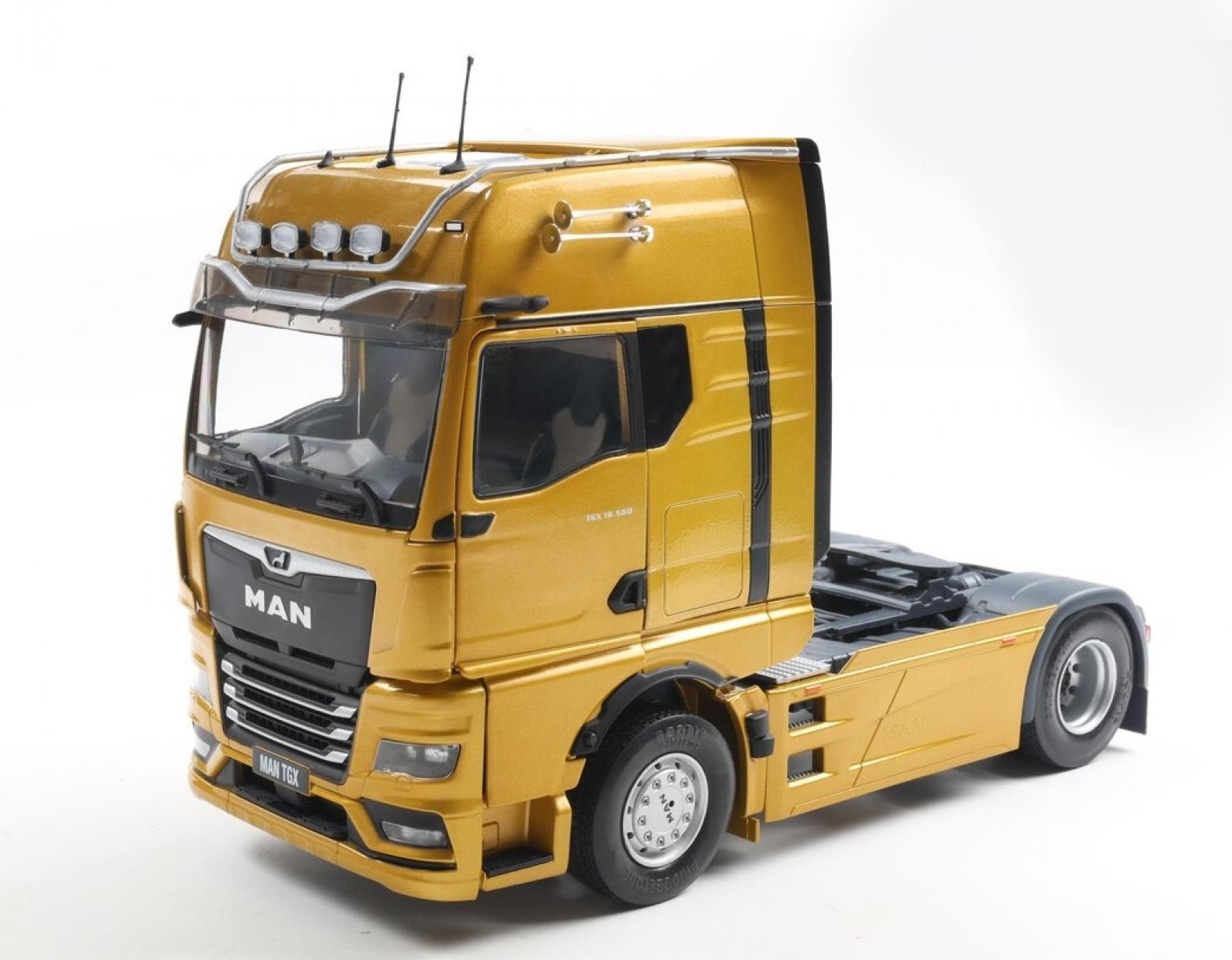 MAN TGX 2023 in Gold – als 1:24 Modell von Solido bringt dieser moderne Lastwagen die Wucht einer aktuellen TGX-Generation ins Sammlerregal. Schon der erste Blick auf die markante Front mit dem typischen Aufbau und den klar gezeichneten Kanten zeigt, wie präsent dieser Truck auftritt.