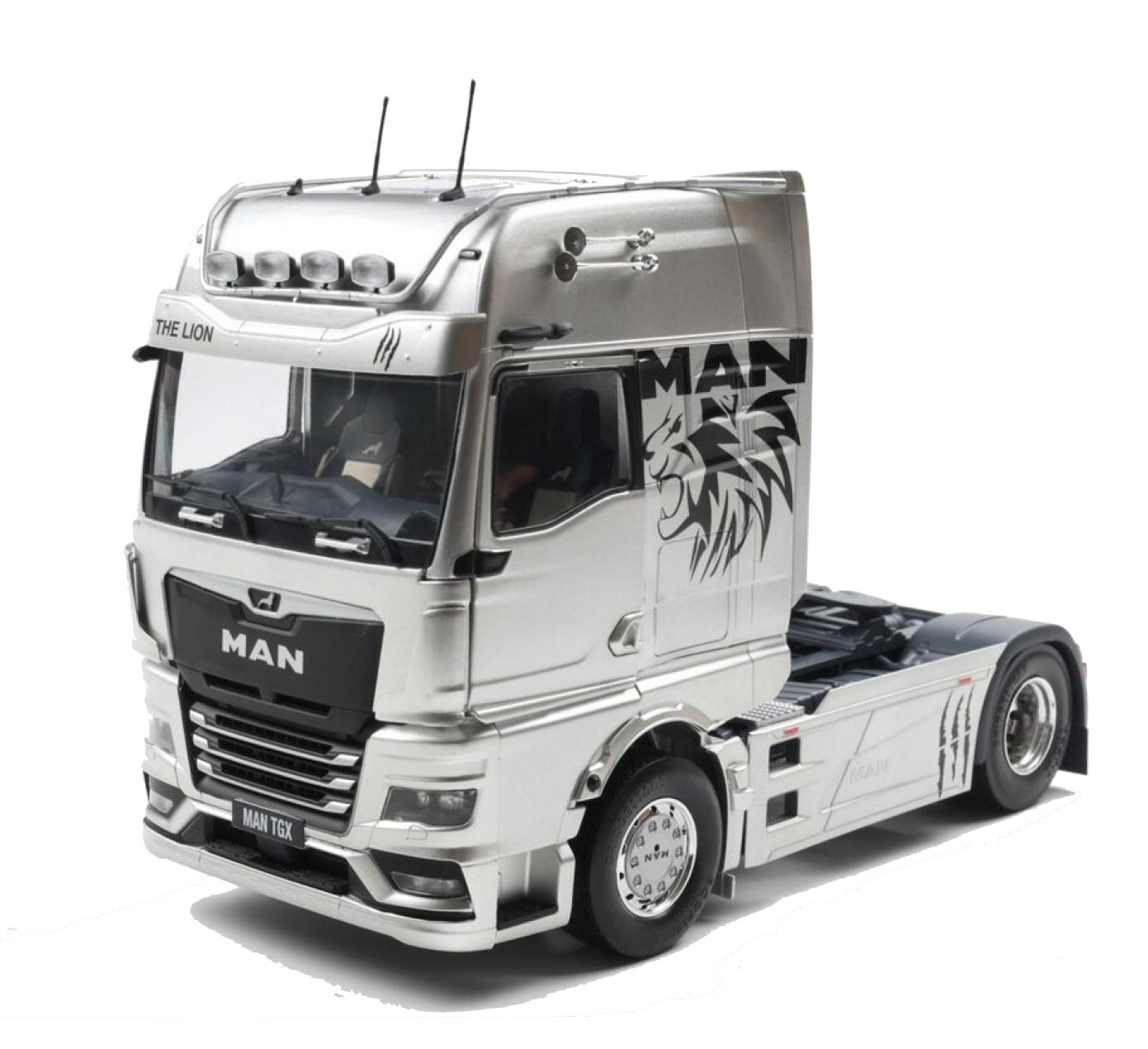 Die TGX-Baureihe von MAN steht für markante Zugmaschinen mit souveränem Auftritt im Fernverkehr – genau dieses Gefühl fängt Solido mit dem MAN TGX Individual Lion S im Maßstab 1:24 ein.