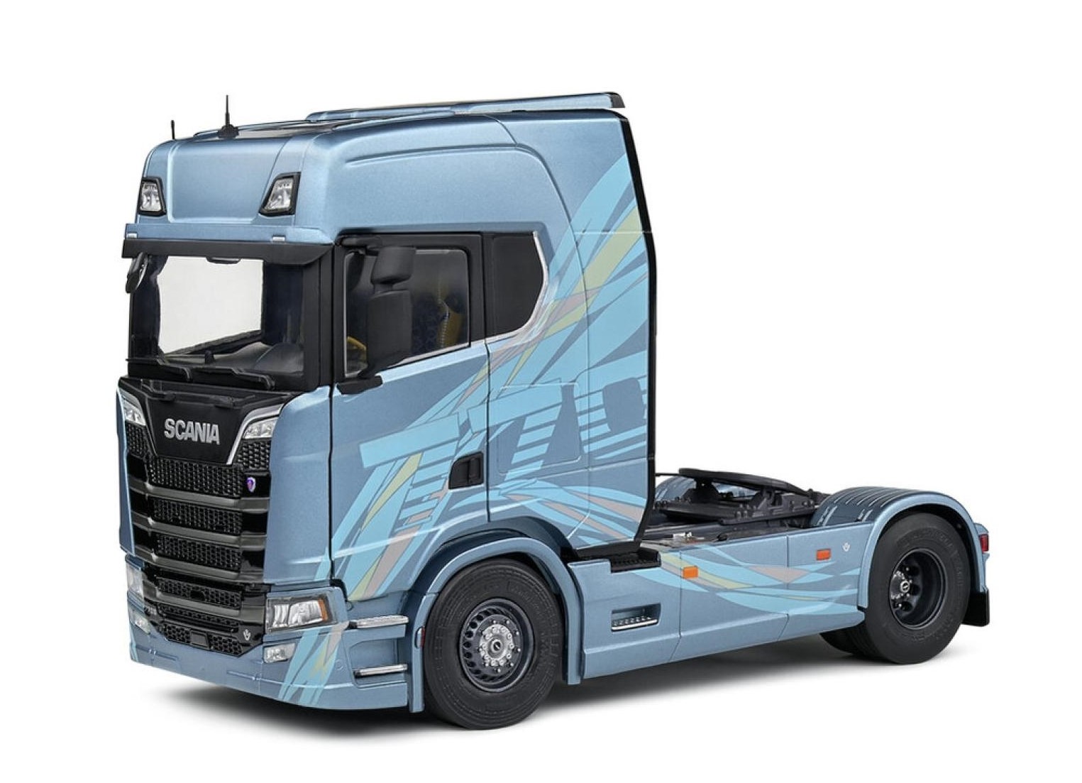 Die S‑Baureihe von Scania steht seit ihrer Einführung für Langstreckenkomfort und V8‑Kraft; der S770 gilt mit seinem 770‑PS‑Aggregat als einer der stärksten Serienlaster Europas und die Highline‑Kabine markiert die großzügige, hoch aufragende Fahrerhausvariante.
