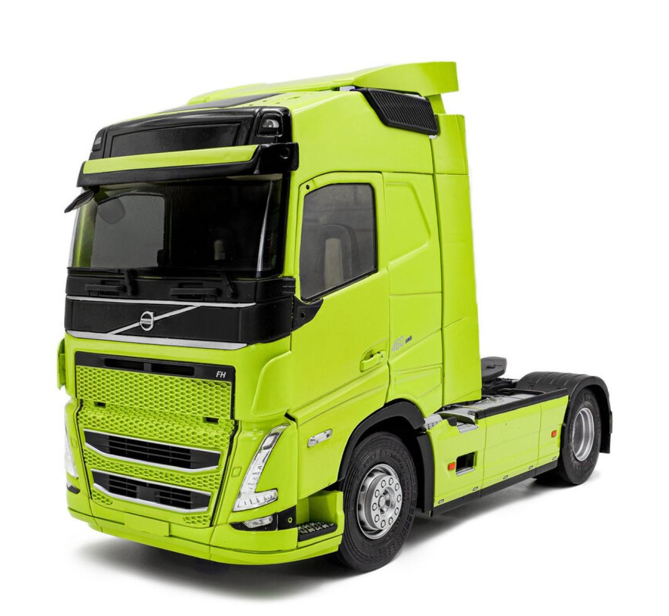 Seit 1993 steht die Volvo-FH-Baureihe für Fernverkehr auf Topniveau; die Globetrotter-XL-Kabine gilt dabei als besonders geräumige Hochdach-Variante, entwickelt für lange Distanzen und effiziente Aerodynamik. Diese Tradition spürt man auch im Solido Volvo FH Globetrotter XL im Maßstab 1:24: