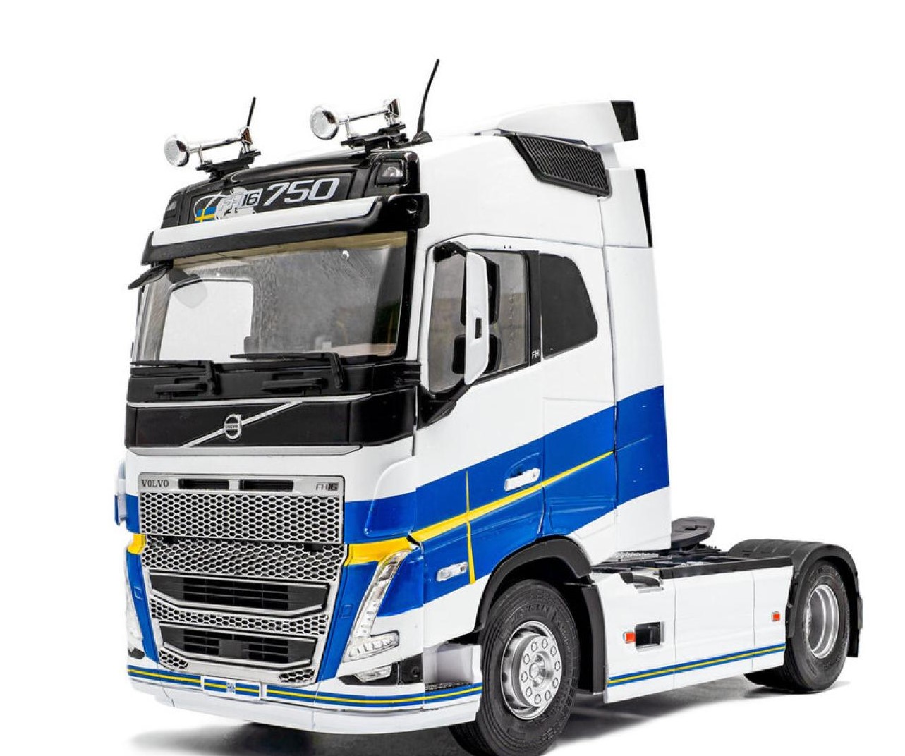 Volvo FH16 Globetrotter XL – schon der Name klingt nach großer Tour und modernem Langstrecken‑Design. Solido übersetzt diese Präsenz in ein stimmiges 1:24 Modell und bringt die markante Optik der Sattelzugmaschine auf den Punkt.