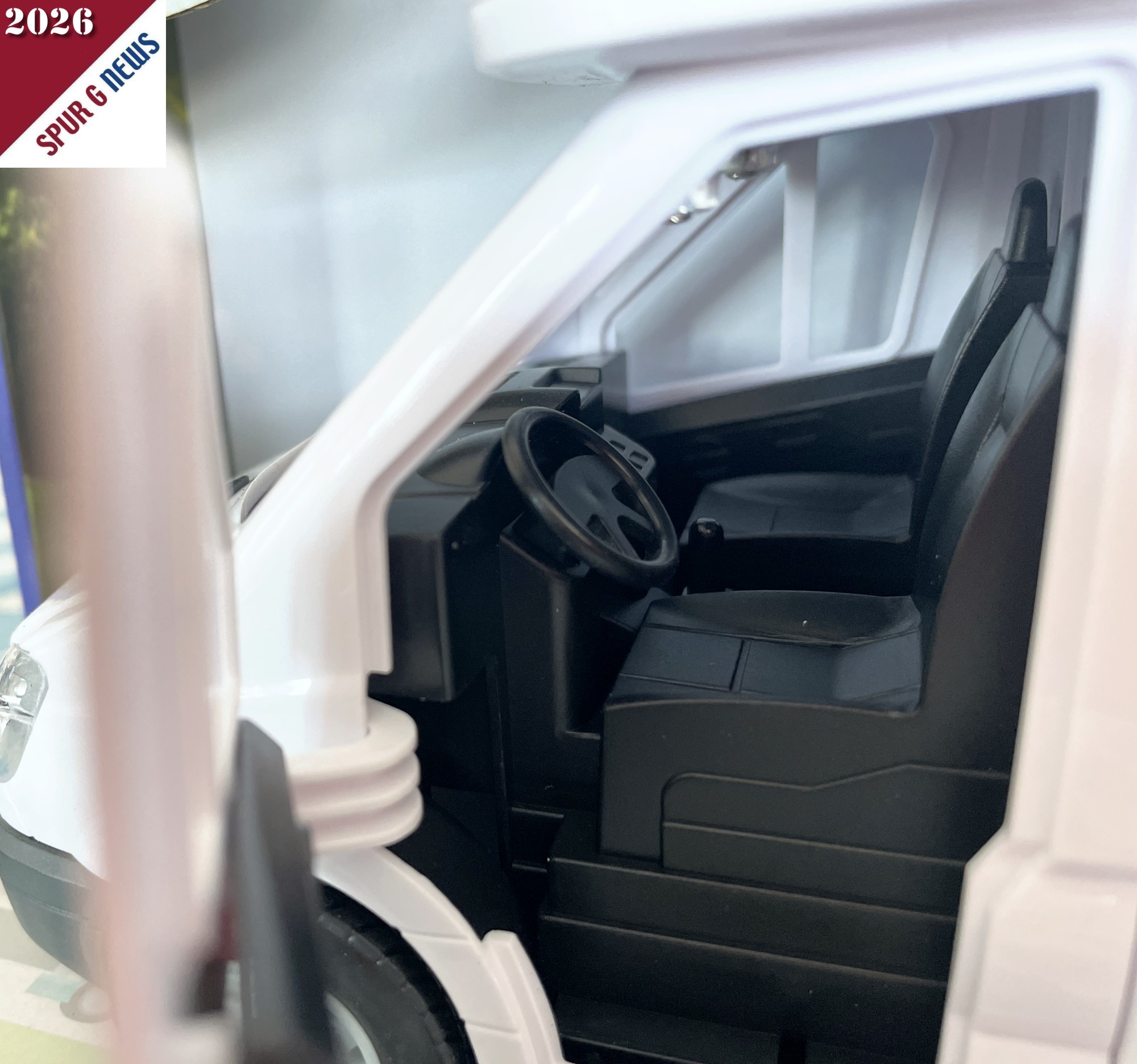 Links im Bild ist das F�hrerhaus des Wohnmobils bei ge�ffneter T�r sichtbar. Hierzu muss nun noch ein Fahrer und Beifahrer besorgt werden. Dann kann die Reise im Garten beginnen. 