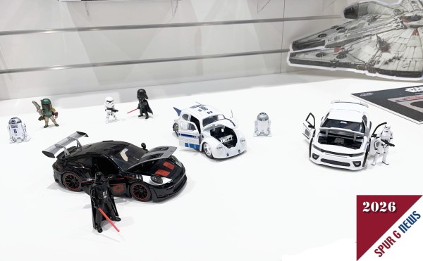 Auf der Spielwarenmesse haben wir von den Spur G News und dem Spur G Magahin auf dem SIMBA DICKIE Stand in Halle 6 auch die Neuheiten von JADA Toys ablichten d�rfen. Nun sind die Star Wars Fahrzeuge mit Figuren im Handel erh�ltlich. Derzeit ist auch eine Aktion bei Jada Toys mit bis zu 25% Nachlass im Angebot. Hier klicken: Jada Toys Angebot! 