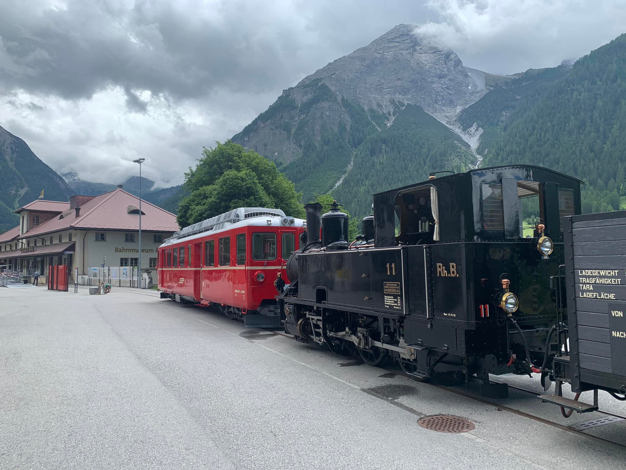 Heidi_und_491: Dampflok G 3/4 Nr. 11 „Heidi“ mit dem historischen BDe 4/4 491 Triebwagen der ehemaligen RhB Bahnstrecke Bellinzona-Mesocco