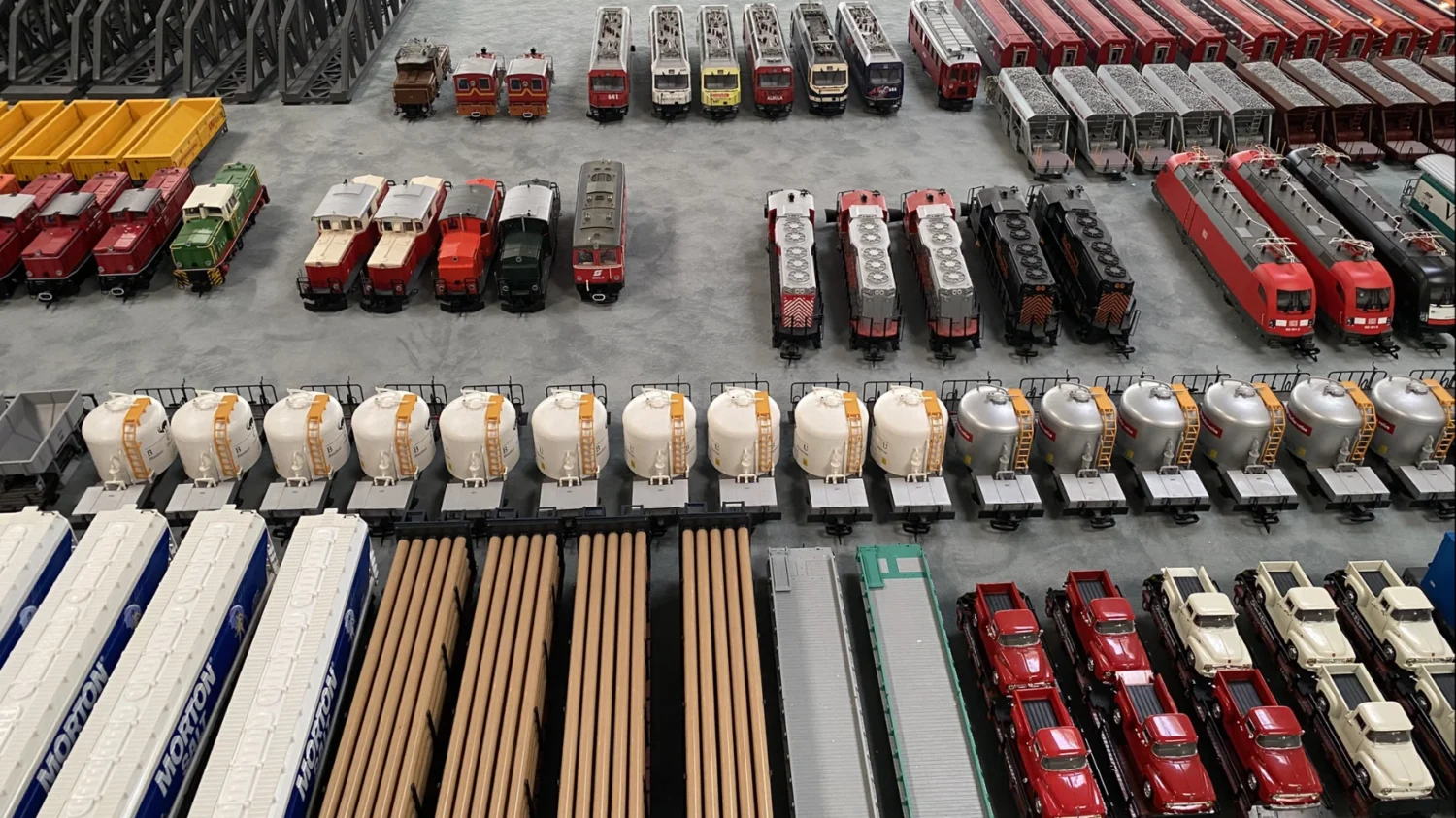 Lokomotiven - Regelspur DB und US - Loks - z.B. auch Coca Cola - weiterhin Güterwagen Zementsilowagen und Schiebewandwagen der RhB