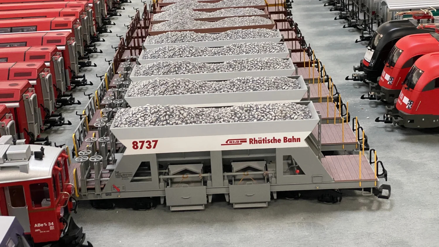 Güterwagen: RhB - vierachsige Schüttgutwagen