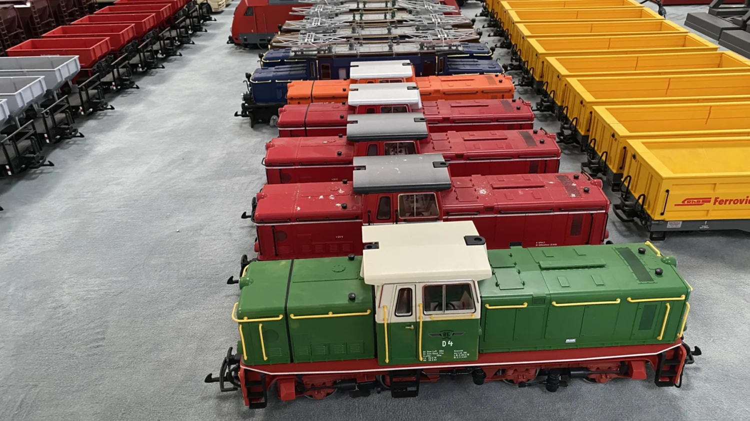 Lokomotiven, DB, RhB, RhB Kippwagen, zweiachsige Schüttgutwagen etc.