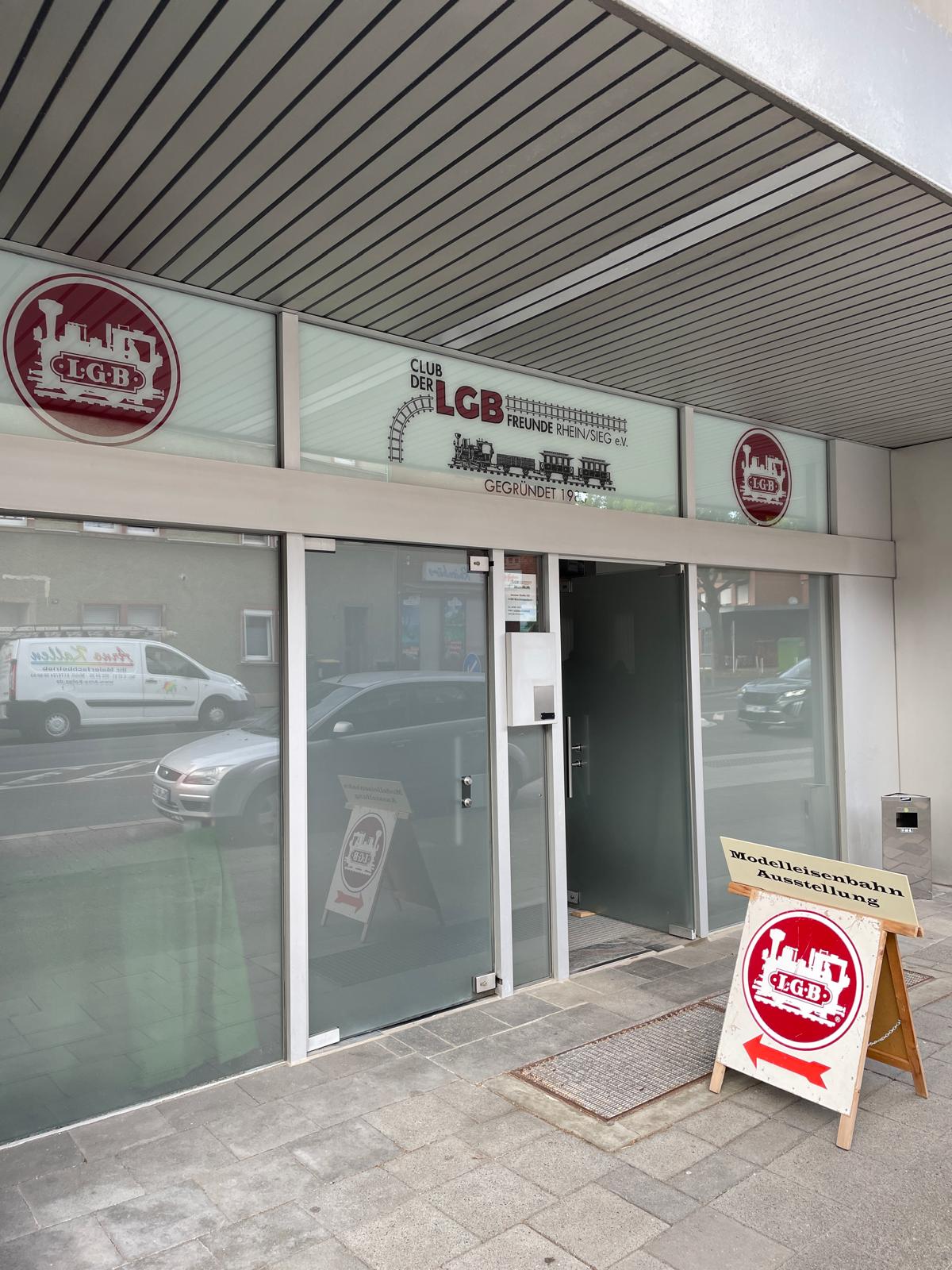 Ein weiterer Dank geht nochmals an LGB für die gesponsorten Aufkleber oberhalb unserer Eingangstür am neuen Clubdomizil in Möchengladtbach - Lüripp.