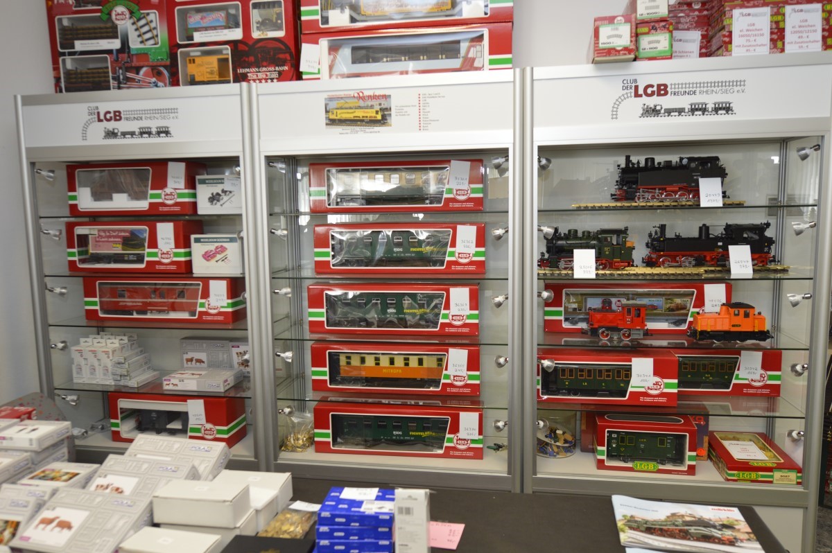 Modellbahn-Atelier Renken mit Frau und Herrn Meyer ist auch bei unserer Jubiläumsveranstaltung verteten. Ob LGB, Massoth, Schienenverbinder, Figuren von Prehm und Preiser - hier finden Sie sicherlich etwas für Ihre Gartenbahn. Ganz umsonst sind die Tipps und Hinweise für das schöne Hobby.