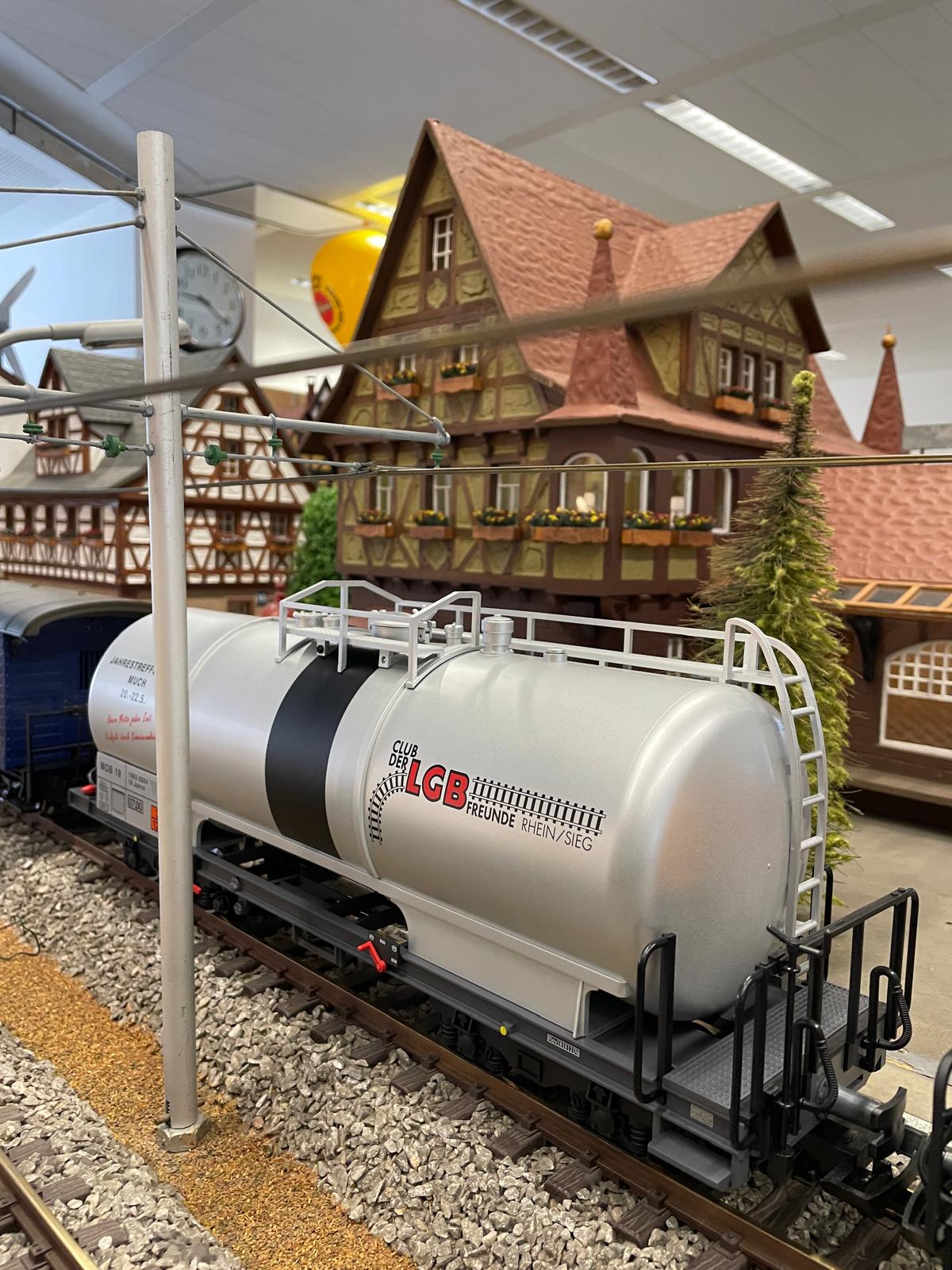 In den RhB Zug auf der großen Anlage im Clubdomizil - Erdgeschoss - hat sich ein Sonderwagen aus dem Jahre 2004 eingereiht. Der vierachsige Kesselwagen der RhB wurde in der Farbe Silber lackiert und mit dem LGB Club Logo bedruckt. Dies noch im "alten" Werk in Nürnberg.